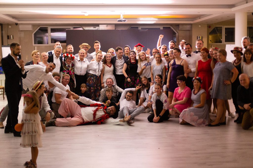 Zdjęcie grupowe uczestników warsztatów dla wodzirejów