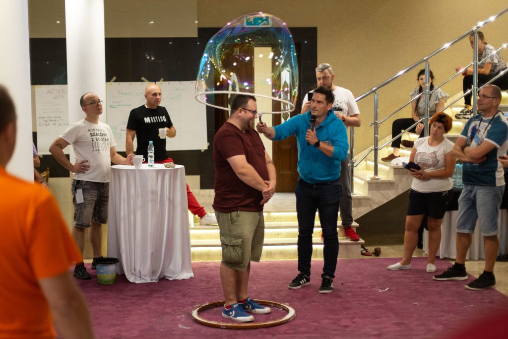 Pokaz pracy z bańkami na warsztatach wodzirejów