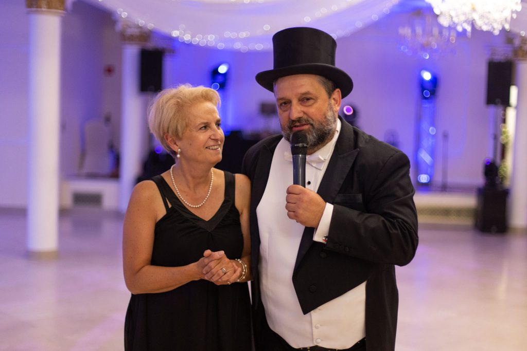 Kazek Hojna podczas warsztatów wodzirejów zapowiadający kolejne wydarzenie