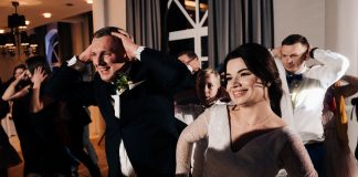 Markiz tętnił życiem: wesele Olgi i Dawida z energią wodzireja Karpika Państwo Młodzi podczas tańców na parkiecie