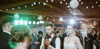 Kolędy i blask choinek: świąteczne wesele w Człekówce z wodzirejem Karpikiem Podziękowanie świadkom na weselu z wodzirejem