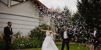 Od motyli po szkockie spódnice: wesele Magdy i Krzysztofa z wodzirejem Karpikiem Wejście Państwa Młodych na salę weselną przy wybuchającym konfetti