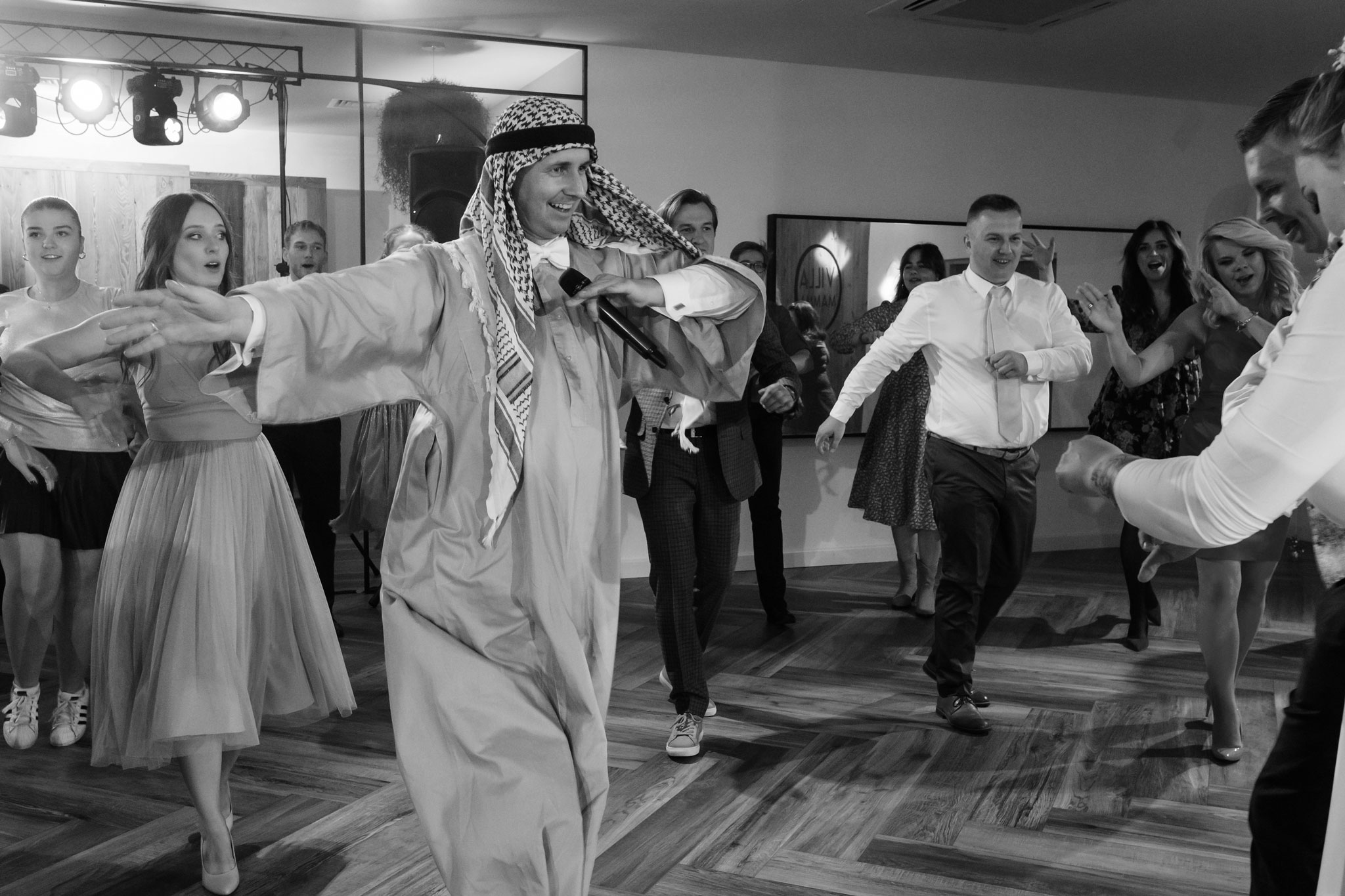 Wodzirej Karpik w stroju araba prowadzący taniec na weselu