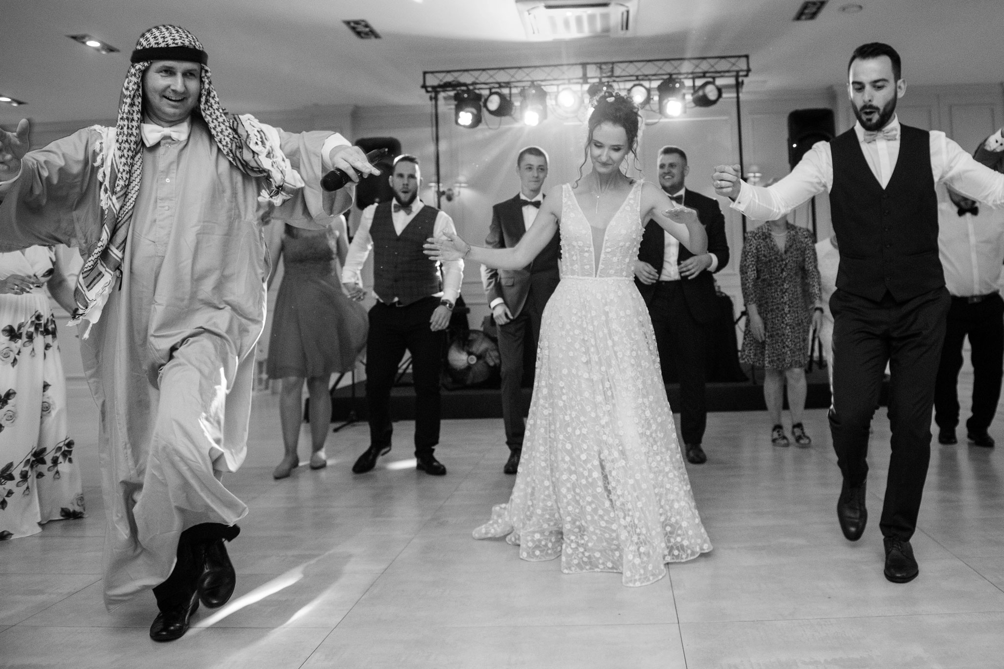 Wodzirej Karpik w stroju araba prowadzący taniec na weselu