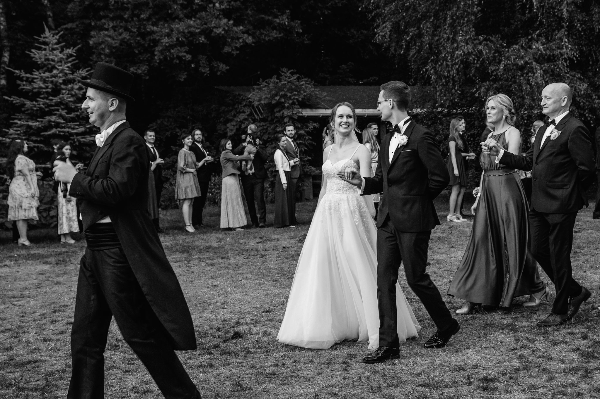 Polonez prowadzony przez wodzireja przed salą weselną jako integracyjne rozpoczęcie przyjęcia