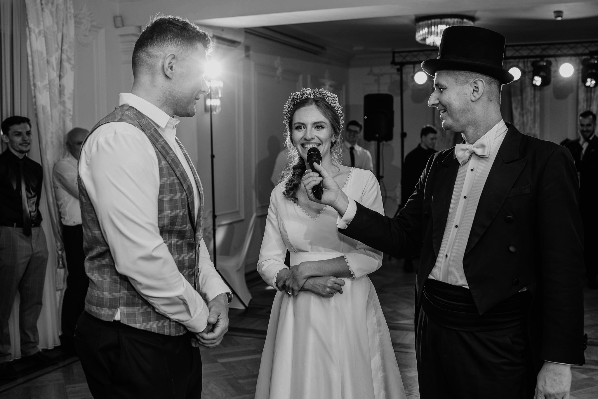 Państwo Młodzi podczas weselnych oczepin z wodzirejem Karpikiem