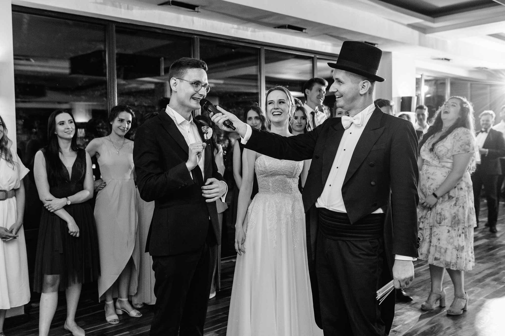 Państwo Młodzi podczas weselnych oczepin z wodzirejem Karpikiem