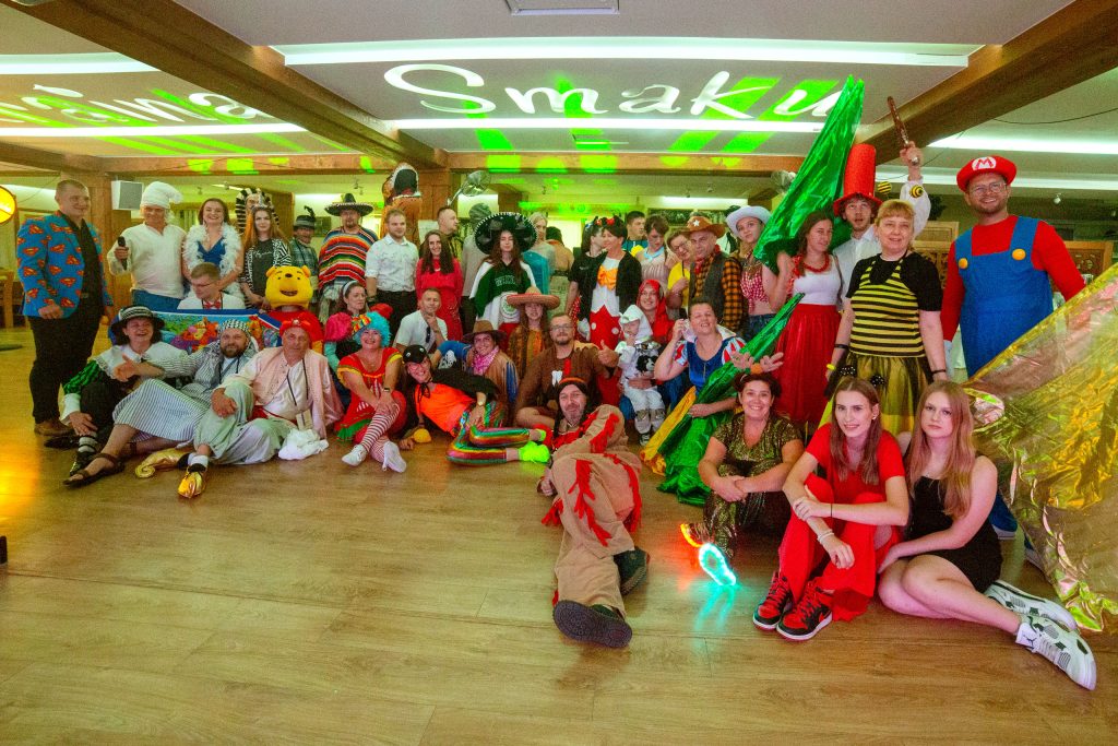 Zdjecie grupowe uczestników warsztatów dla wodzirejów na balu tematycznym