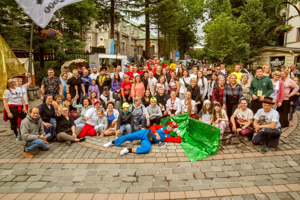 Zdjęcie grupowe uczestników warsztatów dla wodzirejów na Krupówkach