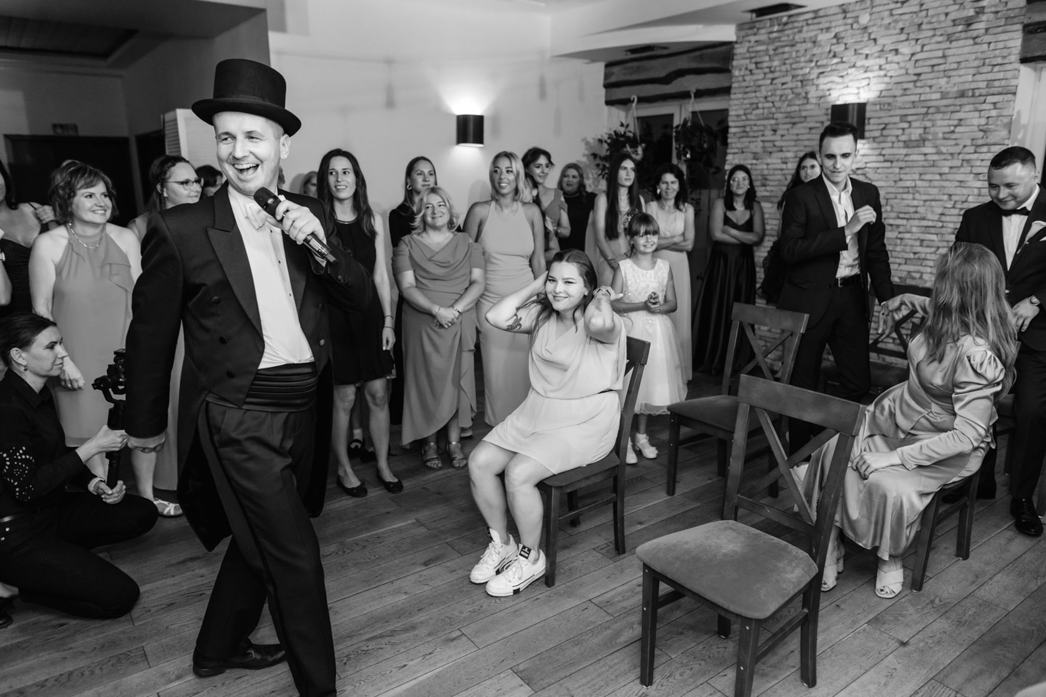 Oczepiny na weselu prowadzone przez wodzireja Karpika