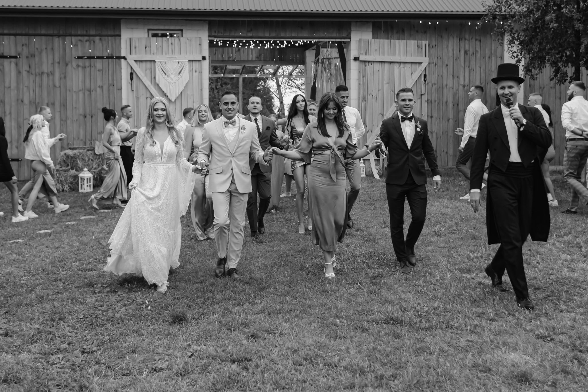 Polonez prowadzony przez wodzireja przed salą weselną jako integracyjne rozpoczęcie przyjęcia