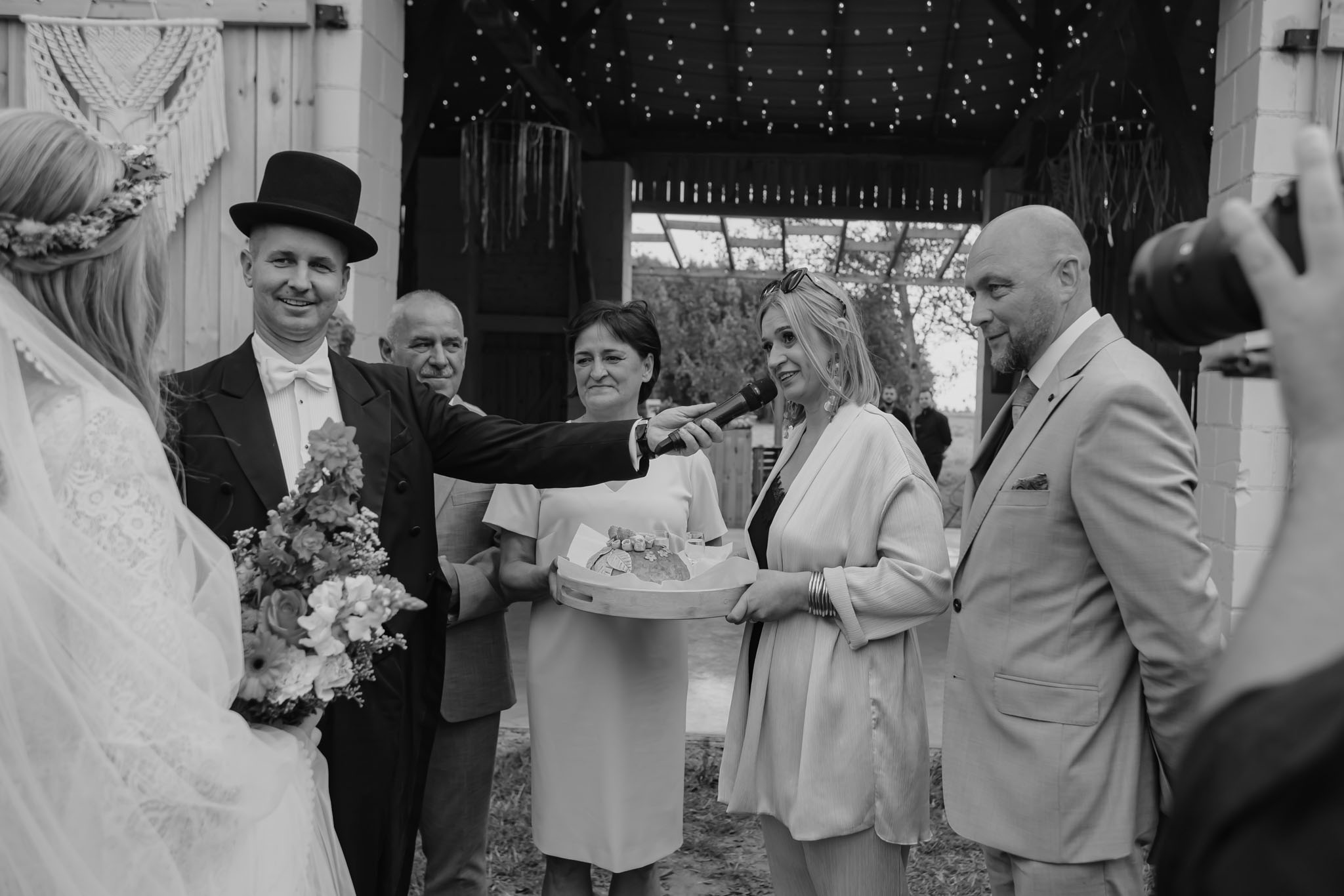 Powitanie chlebem i solą przez rodziców na weselu z wodzirejem