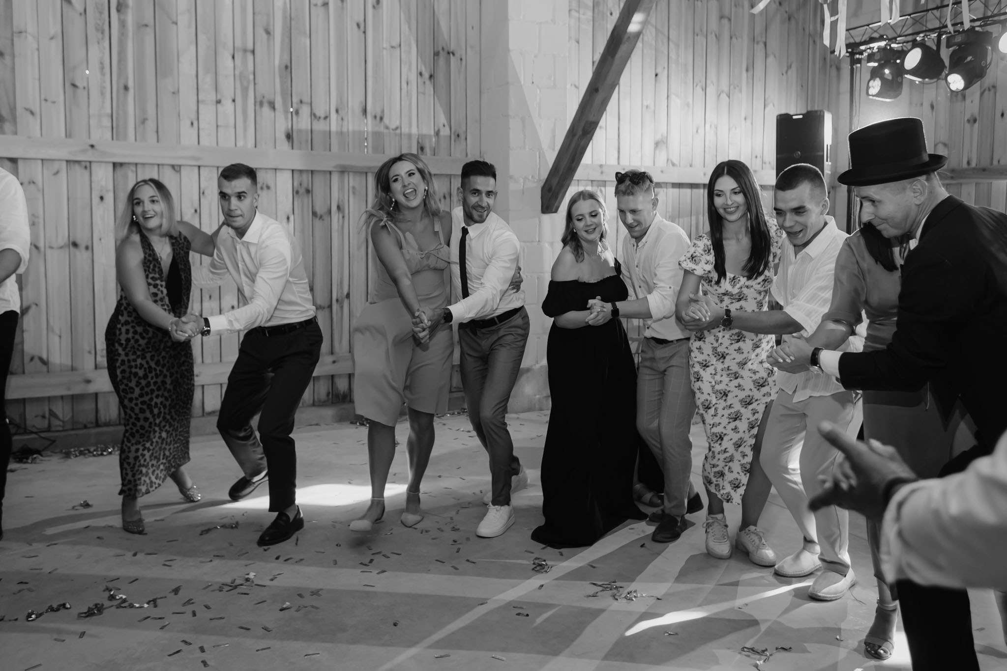 Żywiołowe tańce animacyjne prowadzone na weselu przez wodzireja