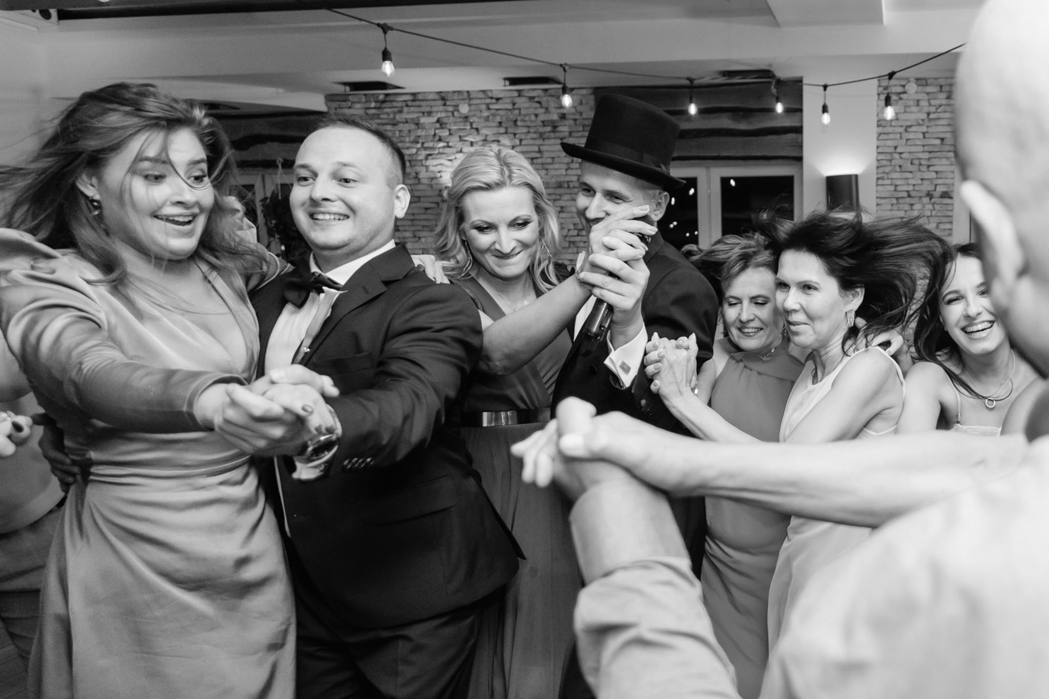 Żywiołowe tańce animacyjne prowadzone na weselu przez wodzireja