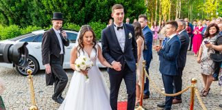 „Wybuchające pudełko” wspomnień: wesele w Willi Zagórze z wodzirejem Para Młoda na czerwonym dywanie z wodzirejem