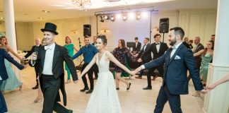 Radość w każdym kadrze, zabawa w każdym takcie: wesele wodzireja Karpika Polonez - narodowy polski taniec - prowadzony przez wodzireja Karpika na weselu