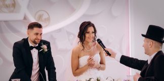 „Napad na serce” w Bajce! Wodzirej o weselu Moniki i Oskara pełnym energii Para Młoda z wodzirejem na weselu