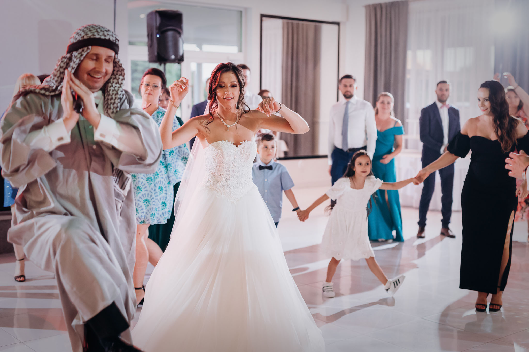 Wodzirej w przebraniu prowadzi taneczną zabawę na weselu