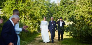 Stara Oranżeria rozkwitła radością: wodzirej wspomina wesele Klary i Marcina Powitanie Państwa Młodych przed salą weselną