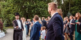 Urok i klimat Borowiny scenerią wesela Uli i Wojtka Wodzirej prowadzący taniec "Polonez" na świeżym powietrzu