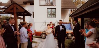 Wodzirej Karpik w Stodole Słomka: wesele z klimatem i energią Panna Młoda i Pan Młody przechodzą obok gości weselnych
