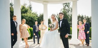 Wodzirej w hotelu Groman: od powitania chlebem i solą po taniec z bańkami Panna Młoda i Pan Młody z elegancko ubranym orszakiem weselnym