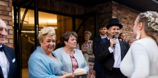 Wodzirej z pasją w Villa Mamma: świętowanie w najlepszym stylu Powitanie chlebem i solą przez rodziców na weselu z wodzirejem