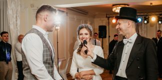 Wodzirej w pałacowym stylu: zabawa na weselu Dominiki i Marcina Para młoda z wodzirejem podczas wesela