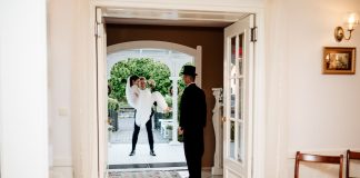 Wodzirej i roztańczony Dworek na Wodoktach: wesele pełne integracji Wodzirej witający parę młodą na weselu