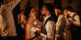 Wodzirej ze swoimi narzędziami: polonez, walc i arabskie tańce w Stodole Rasztów Państwo Młodzi wśród gości tańczący walc świetlisty - taniec tylko przy blasku świec