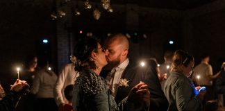 Klocki LEGO na torcie i deszcz piłek: wodzirej o weselu Marty i Łukasza Państwo Młodzi wśród gości tańczący walc świetlisty - taniec tylko przy blasku świec