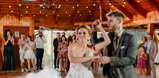 Wodzirej był świadkiem: jak ogród, dron i dmuchany zamek ubogaciły wesele Para młoda tańczy na weselnym parkiecie