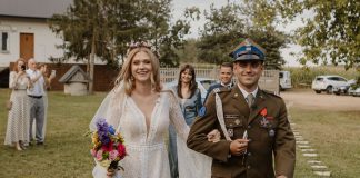 Wodzirej na weselu z klasą i iskrą w Siedlisku Aura Panna Młoda z Żołnierzem świętująca na świeżym powietrzu z gośćmi