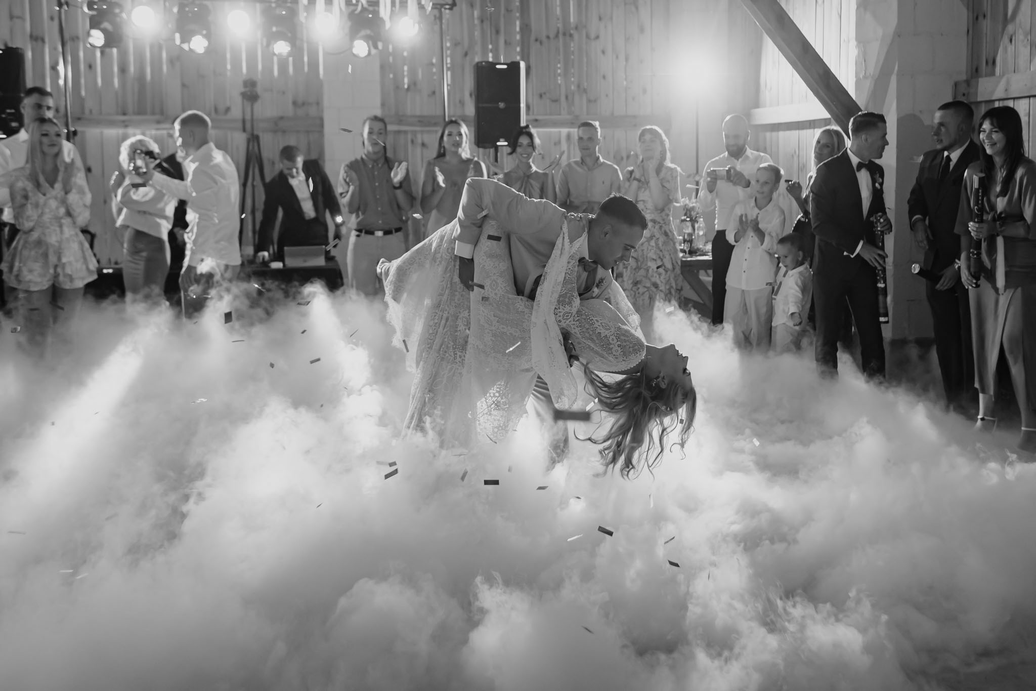 Para Młoda tańczy pierwszy taniec. DJ na weselu w tym czasie skupia się nad jego głośnością i wyciszeniem w ustalonym momencie.