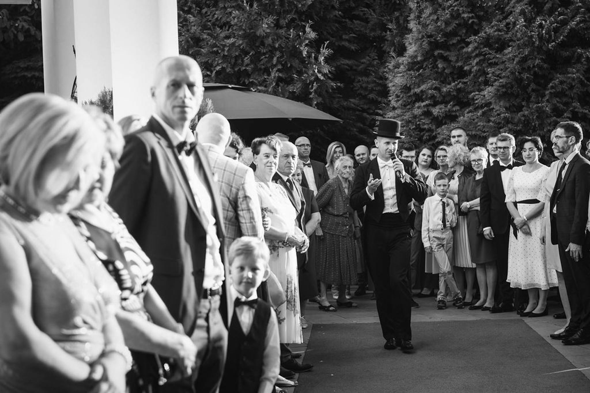 Goście przed salą weselną czekają z wodzirejem na Parę Młodą. Didżej w gotowości oczekuje na umówiony znak, aby zagrać marsz Mendelsona.
