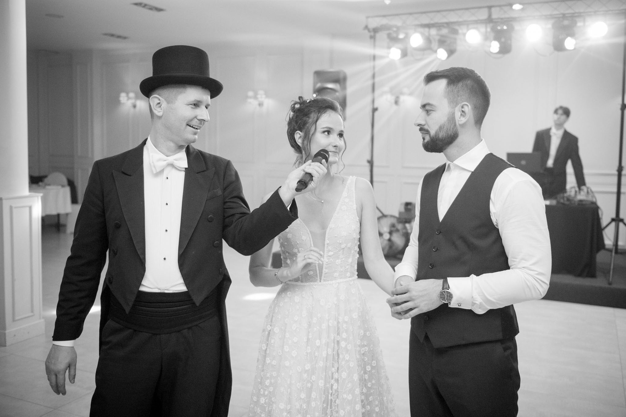 Panna Młoda na weselu w każdej chwili może coś powiedzieć... Warszawski DJ pilnuje, aby muzyka w tej chwili grała ciszej i była tłem.