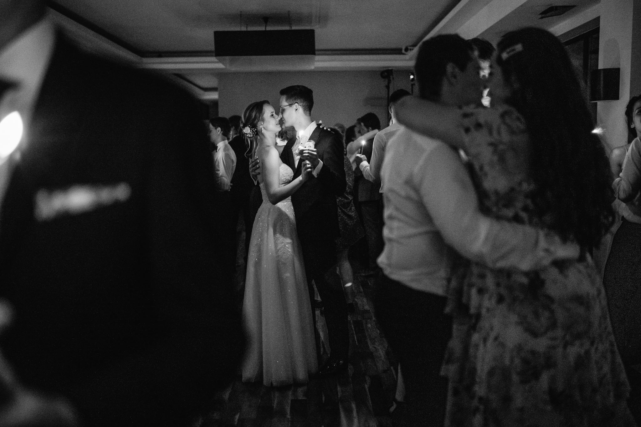 Państwo Młodzi w tańcu wśród gości tylko przy blasku świec. Didżej weselny w tym momencie wypatruje, czy nie pojawia się tort.